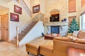 Living Room | Flat-Screen TV | Fireplace | Free WiFi