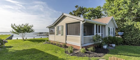 Welcome to The C-Ray - a beautiful Waterfront Vacation Home on Chincoteague Island.