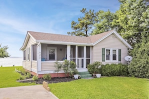 This adorable Waterfront Cottage sleeps 4 and has incredible Bay Views.