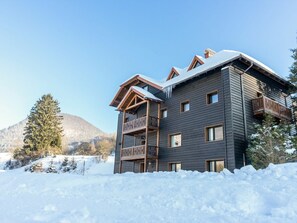 Lucht, Gebouw, Sneeuw, Eigendom, Venster, Huis, Boom, Helling, Fabriek, Landschap