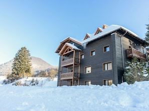 Himmel, Gebäude, Schnee, Eigentum, Fenster, Haus, Baum, Steigung, Pflanze, Landschaft