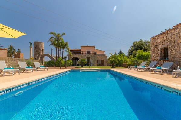 Beautiful villa with swimming pool