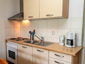 Countertop, Cabinetry, Spüle, Eigentum, Gebäude, Küchengerät, Herd, Küche, Sinken, Zapfhahn