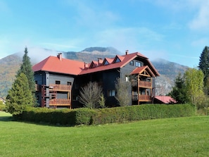 Himmel, Wolke, Pflanze, Gebäude, Berg, Baum, Natürliche Landschaft, Haus, Grundstueck, Gras