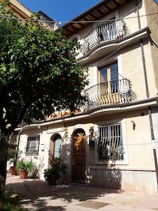 Elegante Wohnung in typischer Nachbarschaft in der Mitte, aber aus dem Chaos, einen kleinen Platzes mit einem großen Orangenbaum mit Blick auf. Haus Herrenhaus Typen