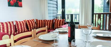 Tableware, Table, Furniture, Property, Drinkware, White, Chair, Stemware, Window, Wine Glass