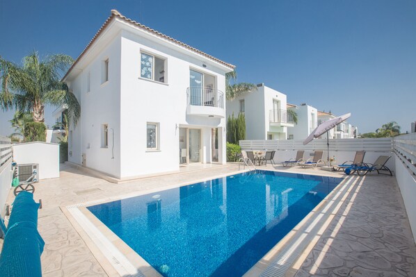 Villa PV17, Modern 3BDR Pernera Villa, walking distance to the Pernera Beaches