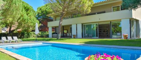 Villa in front of the Golf Club Pals .Just to 50 mts from the Platja Gran Pals-