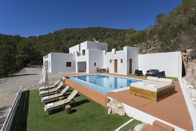 ISOLATED HOUSE OVERLOOKING THE VALLEY AND THE SEA