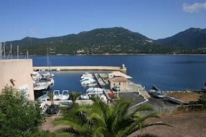 Vue de la cuisine sur le port de plaisance de Propriano