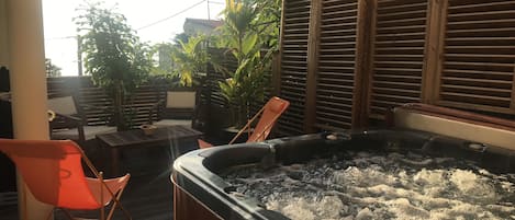 Jacuzzi chauffé à 36 degrés toute l'année 
et sa terrasse 