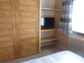 Chambre avec lit 160 + TV + grand placard