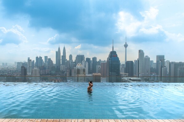 Instaworthy view swimming pool @ 37th floor