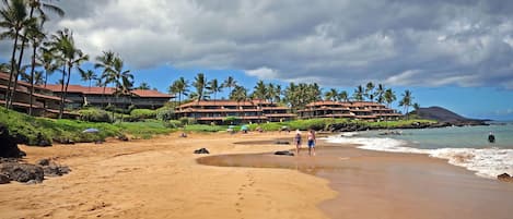 Located on the pristine Po'olenalena Beach 