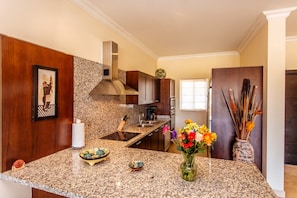 Beautiful new gourmet kitchen with ss appliances, fully equipped.