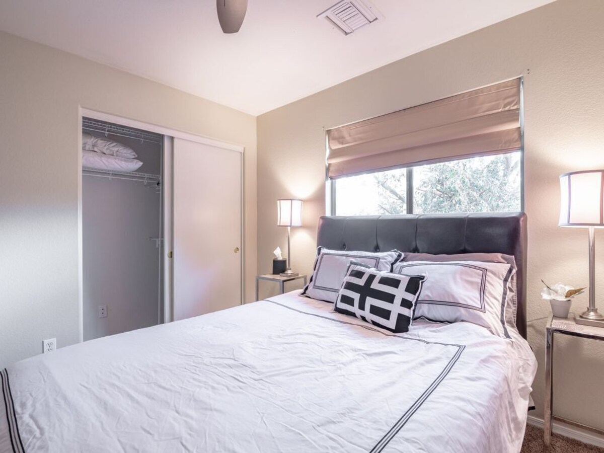 Spacious, Family & Pet Friendly, Golf Course Adjacent Bordering Tempe!