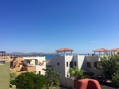 Hermosa casa de 2 dormitorios y 2 baños a pasos de la playa y piscinas en la bahía de Loreto