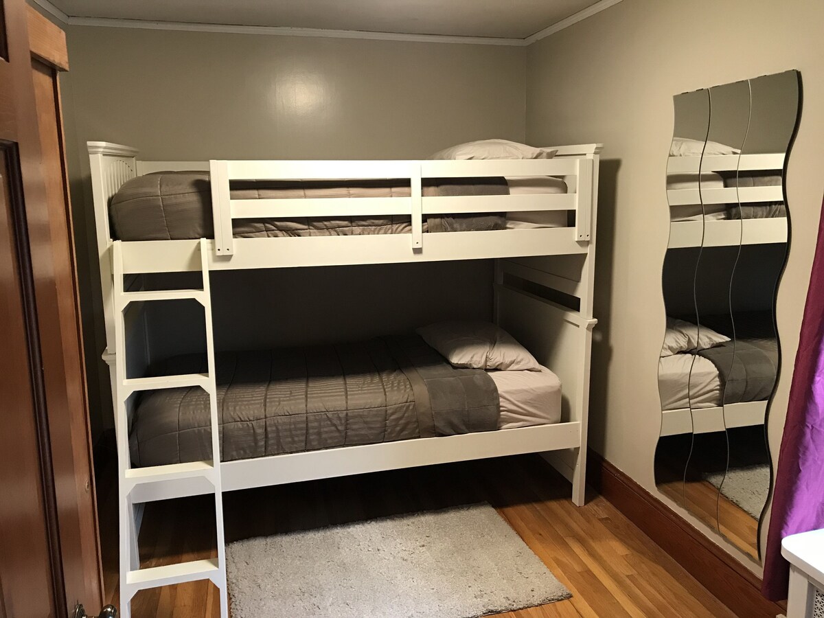 Welcoming 7 room house <15 miles to Boston, Salem & Casino