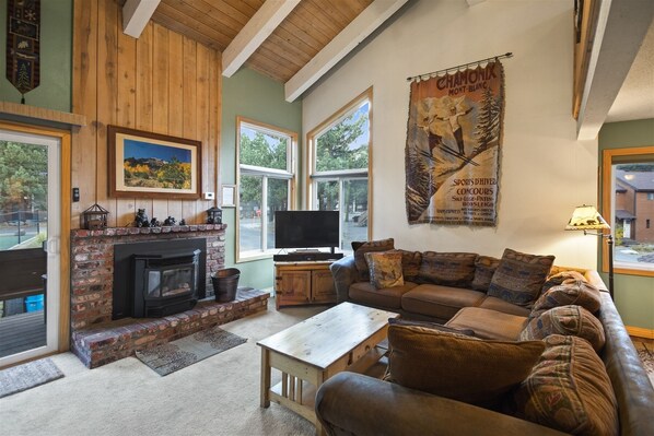 Living Room with vaulted ceilings