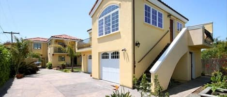 Cowells Surfside with front house in background