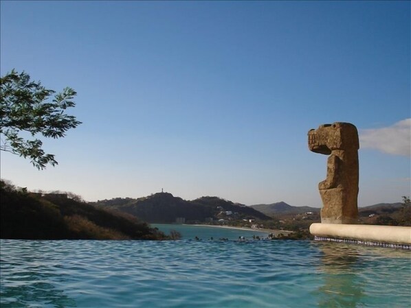 Sunny day at the infinity pool 
BEST VIEW IN TOWN!!