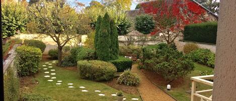 vue sur le jardin de l'appartement terrasse