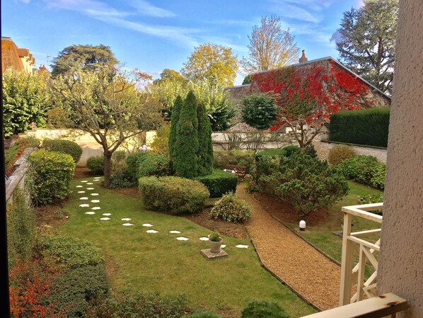 vue sur le jardin de l'appartement terrasse