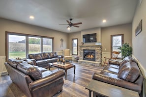 Living Room | Gas Fireplace | Free WiFi