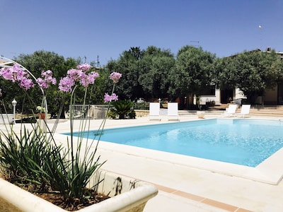 Villa con piscina privada y amplias zonas verdes a pocos minutos del centro de la ciudad. 