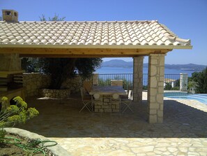 BBQ, Dining & Outside Kitchen Area