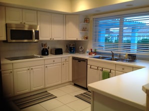 Spacious kitchen overlooking pool area/5 Burner Cooktop and microwave 