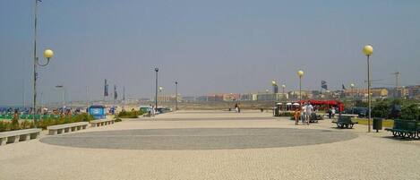 Esplanade touristique en Bordure de plage Espinho