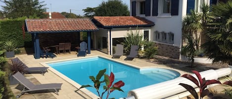 Piscine , avec coin repas et chaises longues. 4.