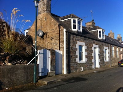  Sandend Cottage - in the picturesque 'get away from it all' fishing hamlet