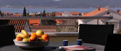 Terrasse spacieuse avec vue sur la mer et les îles