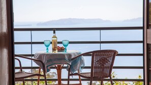 Quinta do Santo's balcony offers a mesmerizing ocean view with the Desertas Islands as a stunning background, creating a tranquil panorama. #balcony #oceanview