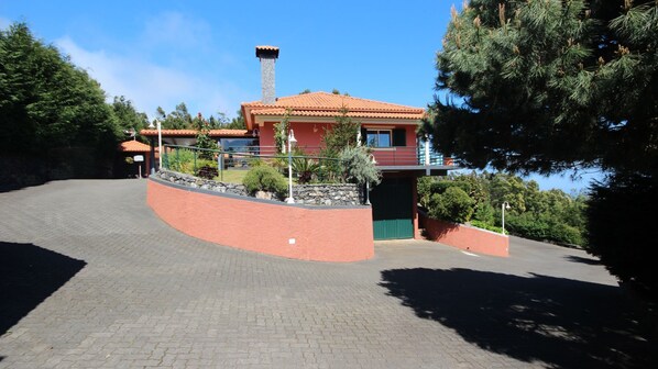 Quinta do Santo by LovelyStay: Private, spacious property featuring expansive garden areas for leisurely strolls. Ocean-view balconies, ample living spaces, and an outdoor barbecue facility for delightful gatherings. #freeparking #quinta #oceanview