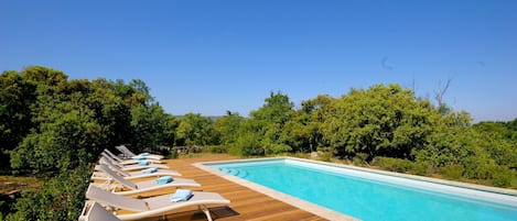 La piscine chauffée 11*5 et ses 17 bains de soleil