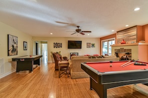 LARGE BASEMENT, POOL/PING PONG TABLE, AIR HOCKEY, FIREPLACE, 60 INCH TV