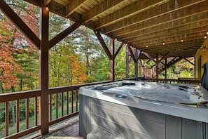 BRAND NEW HOT TUB W/ 67 JETS, COVERED LOWER DECK, STRING LIGHTS