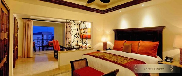 Beautiful Suite 
King Bed,  Queen Size Murphy Bed opposite Dining Table.
