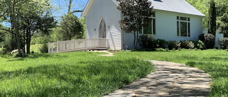 This beautiful guest cottage sits amongst the rolling hills in Franklin TN.