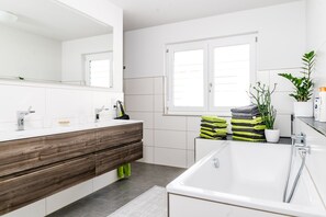 Ferienhaus Hohenaschau, 167 qm, 4 Schlafzimmer, Terrasse, Sauna, Außenwhirlpool-Badezimmer Obergeschoss