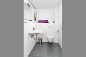 Ferienhaus Hohenaschau, 167 qm, 4 Schlafzimmer, Terrasse, Sauna, Außenwhirlpool-Badezimmer Erdgeschoss