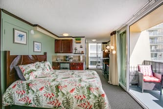 10th Floor Deluxe Beauty overlooking the luscious Pool & Spa Area