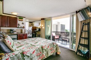 Bright and Airy - Over the Pool Queen bed Suite with 2 Lanais