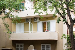 Vista frontal de la propiedad