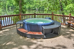Outdoor Space | Hot Tub | 5 Kayaks | Fire Pit | Seating