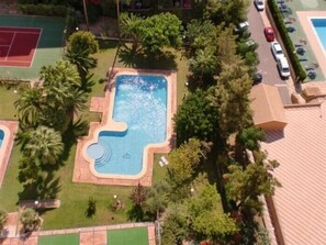 Piscina, tenis, jardin