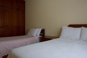 Quarto de casal com cama solteiro 